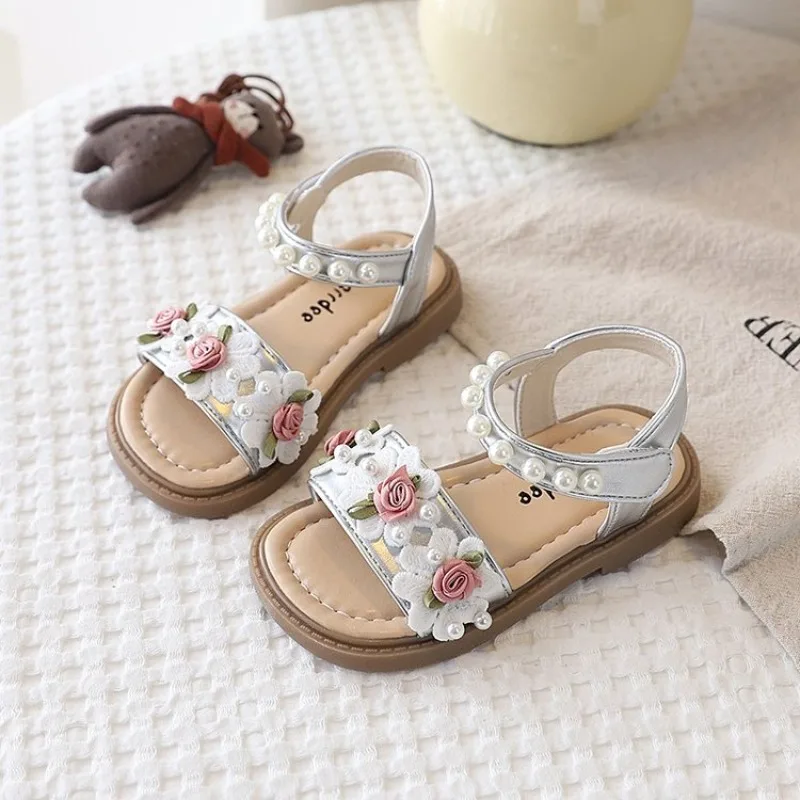 Fashionable Children's Shoes Summer 2026 Girls' Open Toe Sandals with Flower Decoration Cute Versatile Beach Shoes
Fashionable Children's Shoes Summer 2026 Girls' Open Toe Sandals with Flower Decoration Cute Versatile Beach Shoes