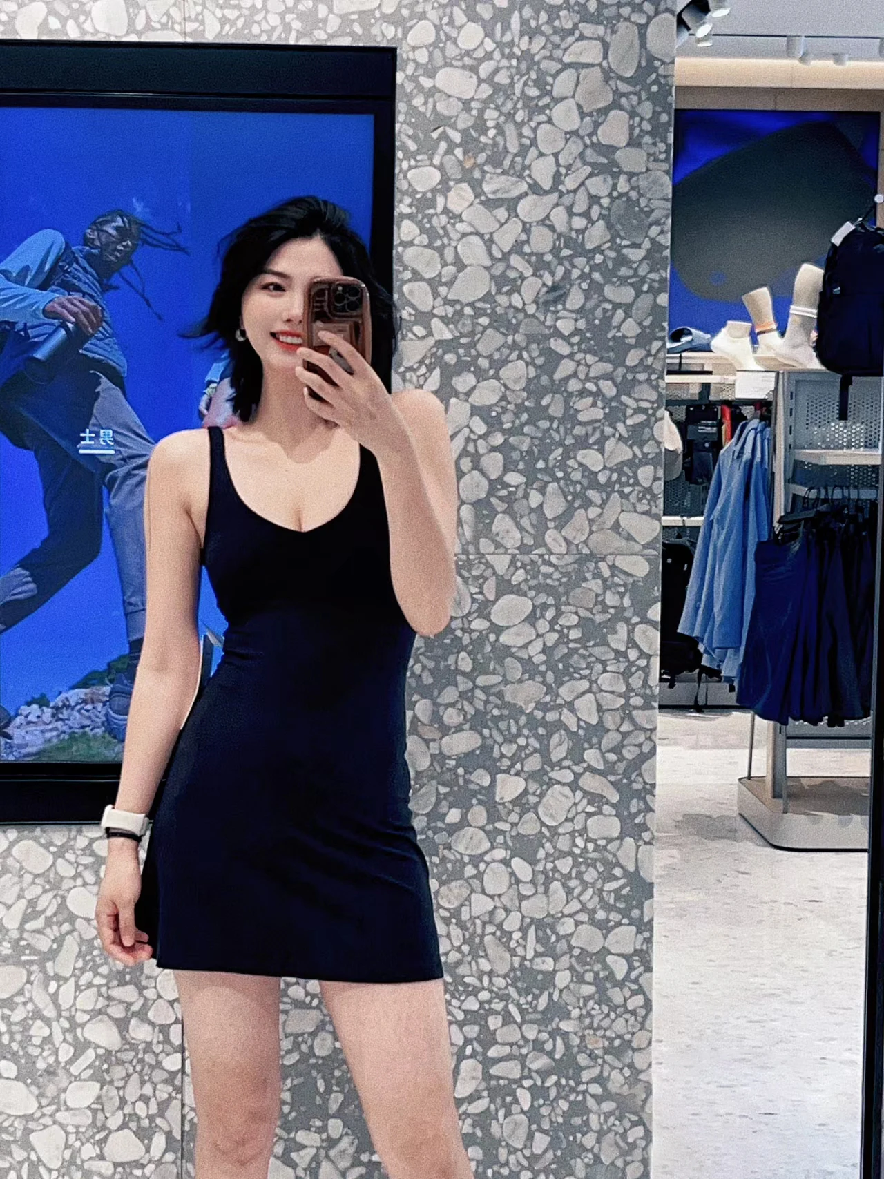 Повседневное спортивное платье LULU FLORA с дышащей подкладкой, создающей ощущение носки второго слоя, со встроенными чашками бюстгальтера и встроенными леггинсами для защиты от просвечивания.
Повседневное спортивное платье LULU FLORA с дышащей подкладкой, создающей ощущение носки второго слоя, со встроенными чашками бюстгальтера и встроенными леггинсами для защиты от просвечивания.