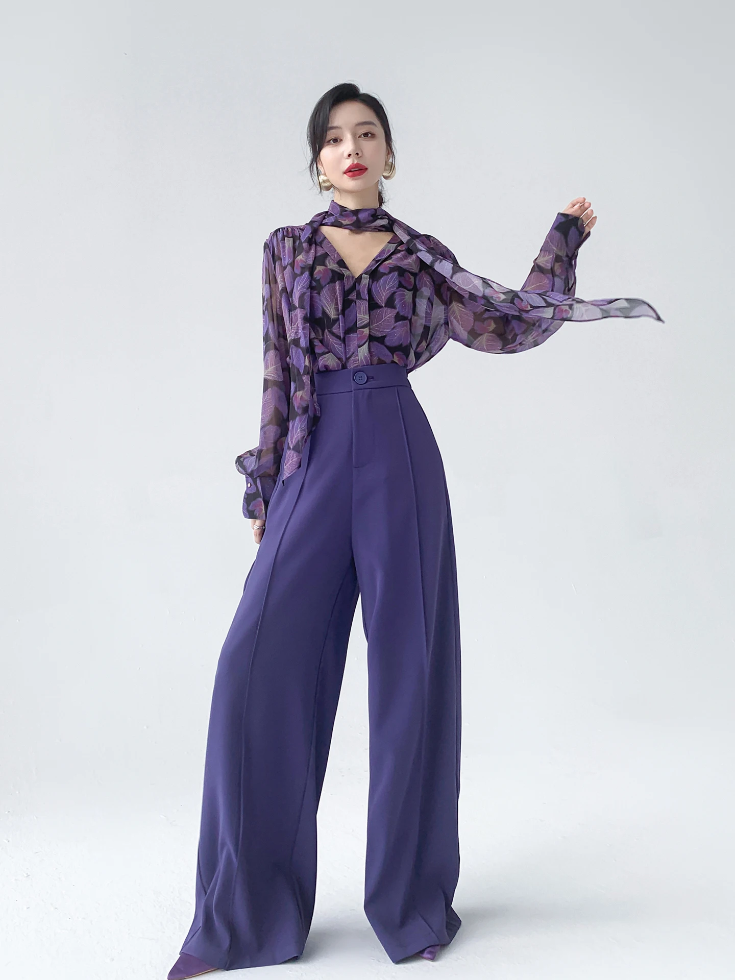 Sli уникальный винтажный принт irt женский весенне-осенний Гонконг Sle Floa Netie дышащее тонкое полиэфирное волокно
Sli уникальный винтажный принт irt женский весенне-осенний Гонконг Sle Floa Netie дышащее тонкое полиэфирное волокно