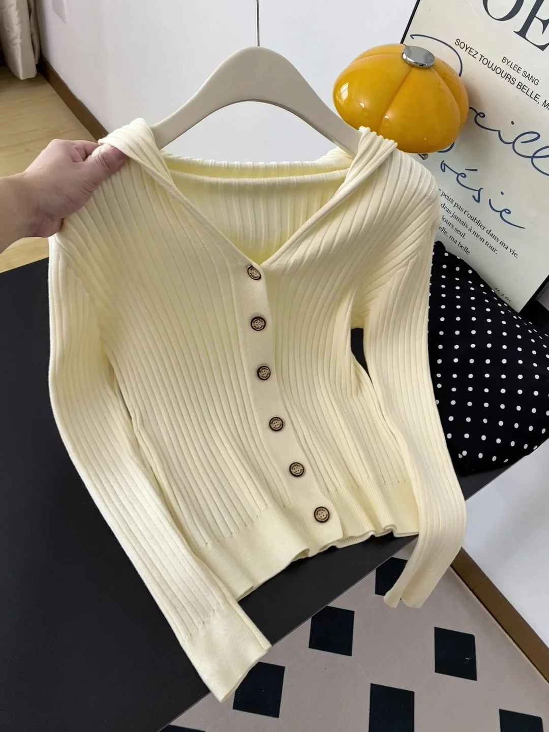 Белый вязаный кардиган с v-образным вырезом, женский облегающий базовый топ, модный осенний Новое поступление, евро Sle Long Sve
Белый вязаный кардиган с v-образным вырезом, женский облегающий базовый топ, модный осенний Новое поступление, евро Sle Long Sve