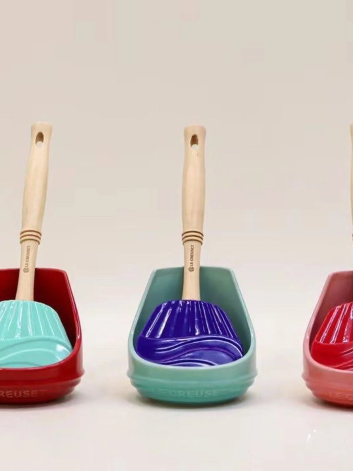 Le Creuset оригинальный держатель для ложки для супа Cerc, кухонный органайзер для хранения кастрюли с подарочной коробкой, кухонная столешница для хранения
Le Creuset оригинальный держатель для ложки для супа Cerc, кухонный органайзер для хранения кастрюли с подарочной коробкой, кухонная столешница для хранения