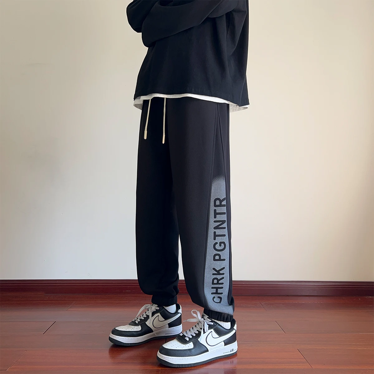 Мужские повседневные спортивные брюки, весна-осень 2024, новые, свободного кроя, с принтом и надписями по бокам, на эластичной резинке, длинные, модные
Мужские повседневные спортивные брюки, весна-осень 2024, новые, свободного кроя, с принтом и надписями по бокам, на эластичной резинке, длинные, модные