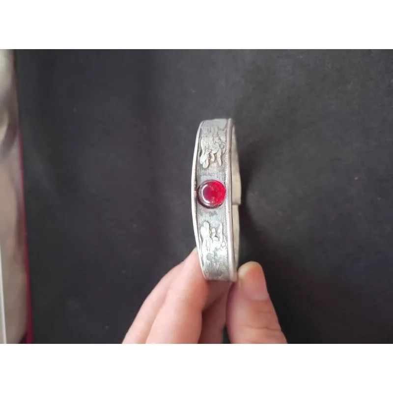 Tibetan silver opening bracelet inlaid with carved double dragon bracelet as a birthday party gift for family members
Tibetan silver opening bracelet inlaid with carved double dragon bracelet as a birthday party gift for family members