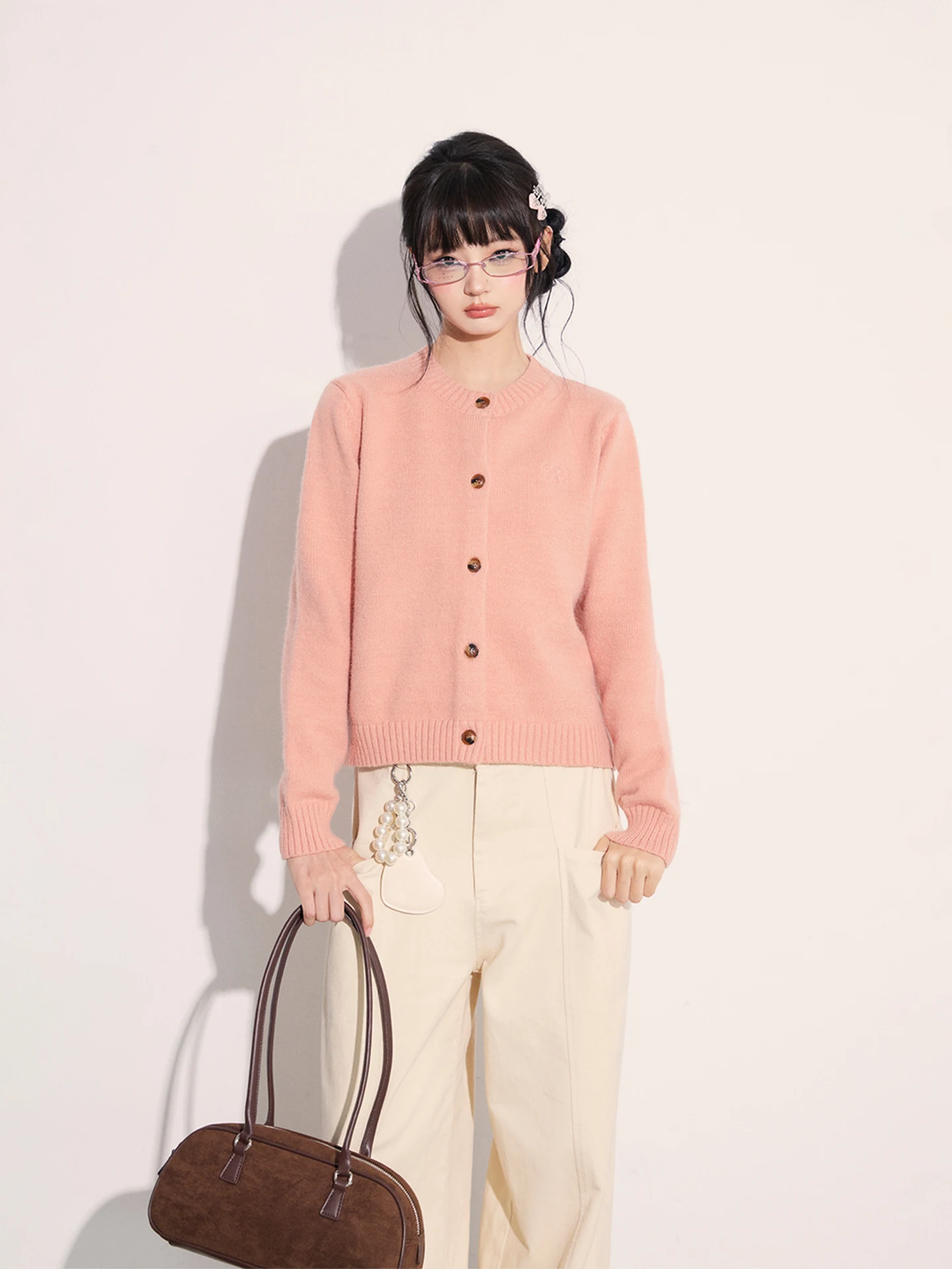 Однотонный приталенный женский вязаный кардиган с деревянными пуговицами, цвета Light Berry, в стиле Lazy Sle
Однотонный приталенный женский вязаный кардиган с деревянными пуговицами, цвета Light Berry, в стиле Lazy Sle