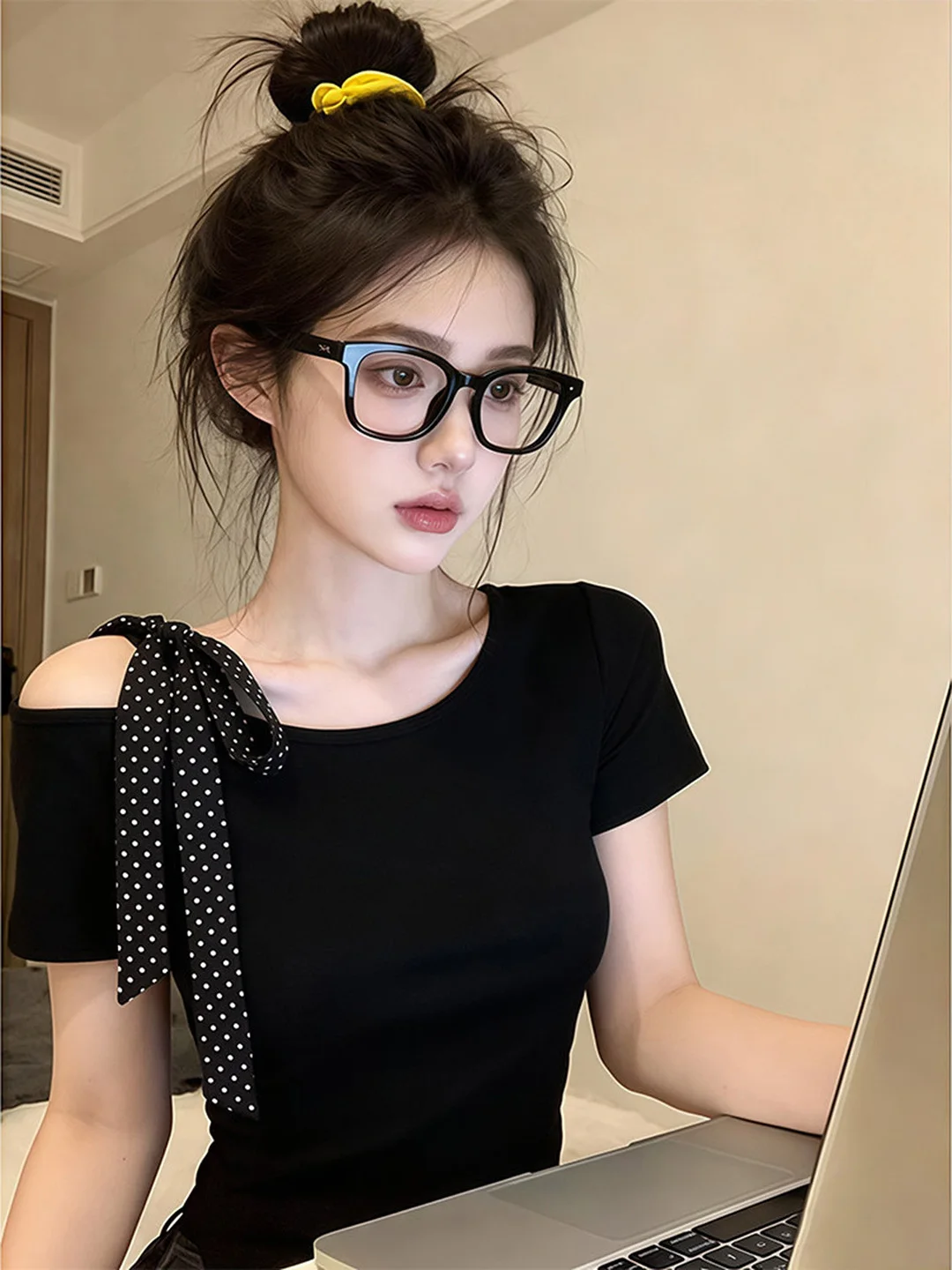 Retro Korean Black Asymmetrical Shoulder T-Shirt Women's Summer Slimming Sexy Short Sleeve Top Knot Belted Design
Retro Korean Black Asymmetrical Shoulder T-Shirt Women's Summer Slimming Sexy Short Sleeve Top Knot Belted Design
