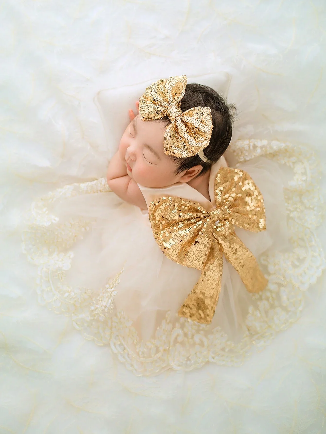 2pcs Newborn Baby Girls' Glitter Bow Decorated Embroidery Mesh Splice Dress With Headband For Photography
2pcs Newborn Baby Girls' Glitter Bow Decorated Embroidery Mesh Splice Dress With Headband For Photography
