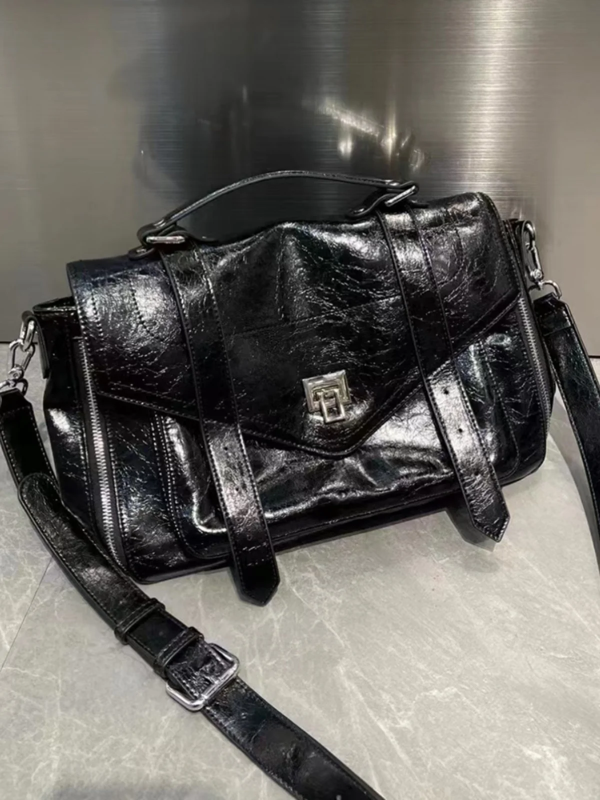2024 New Classic Vintage Dark Motorcycle Style Bright Oil Wax Cowhide Handheld Messenger Bag Female Shoulder Crossbody Purse
2024 New Classic Vintage Dark Motorcycle Style Bright Oil Wax Cowhide Handheld Messenger Bag Female Shoulder Crossbody Purse