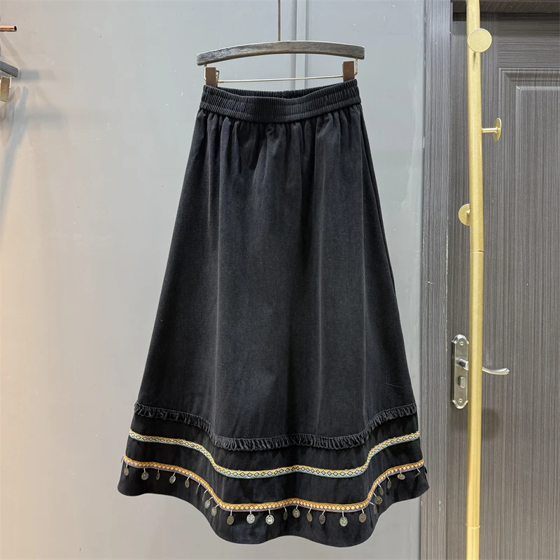Вельветовая юбка миди во французском стиле с модной вышивкой и бисером для женщин осенью и зимой, новая длинная юбка трапециевидной формы с большими качелями
Вельветовая юбка миди во французском стиле с модной вышивкой и бисером для женщин осенью и зимой, новая длинная юбка трапециевидной формы с большими качелями