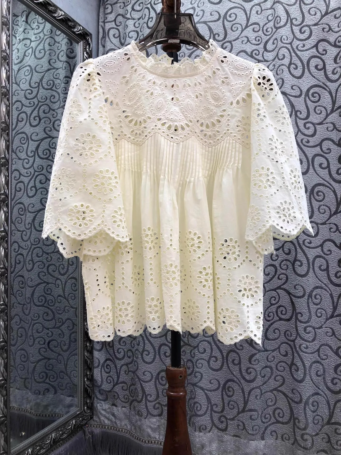 100%Cotton Blouse Shirts 2025 Summer Style Women Allover Hollow Out Embroidery Short Sleeve Elegant White Black Loose Tops
100%Cotton Blouse Shirts 2025 Summer Style Women Allover Hollow Out Embroidery Short Sleeve Elegant White Black Loose Tops