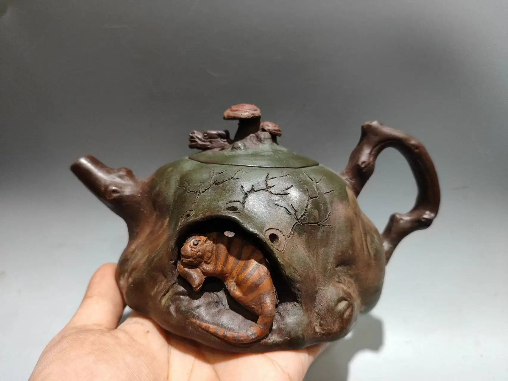 Unique Old Chinese YiXing Handcraft puyple Clay Teapot,The tiger in the cave shape, with mark, Free shipping
Unique Old Chinese YiXing Handcraft puyple Clay Teapot,The tiger in the cave shape, with mark, Free shipping