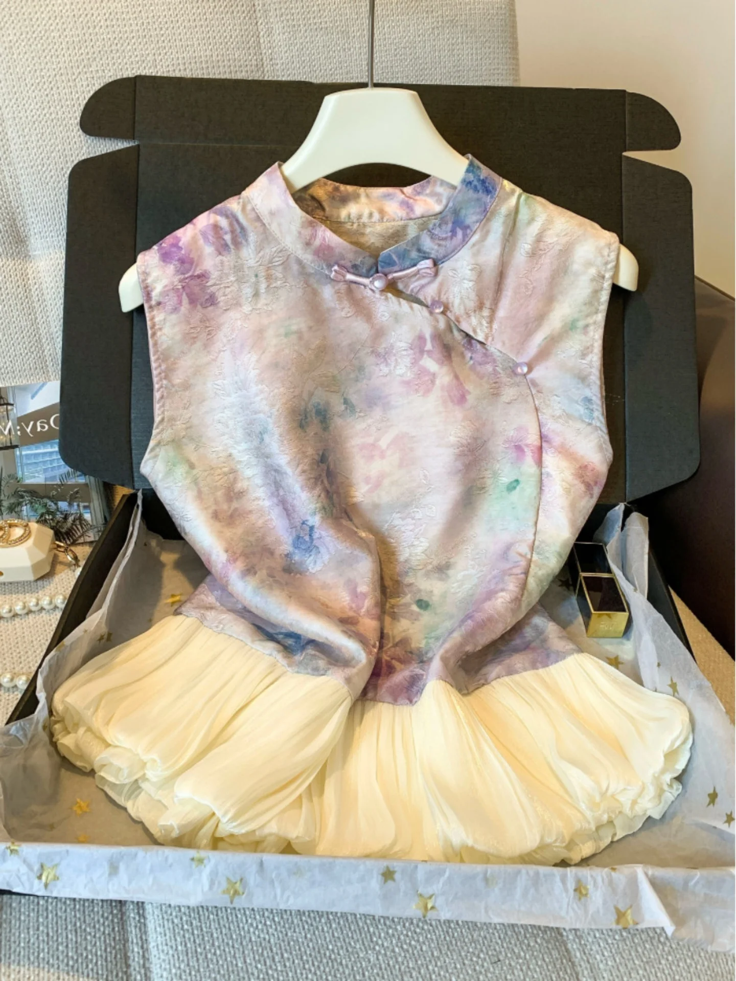 New Chinese Style Stand Collar Printed Sleeveless Shirt Women's Loose Splicing Flower Bud Top Summer 2026 Fashion
New Chinese Style Stand Collar Printed Sleeveless Shirt Women's Loose Splicing Flower Bud Top Summer 2026 Fashion