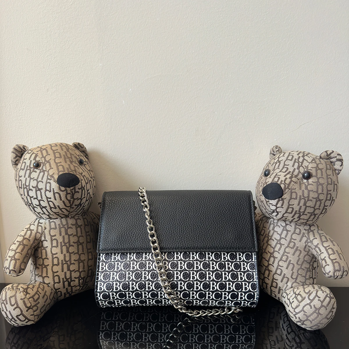 CB Classic Solid Color Exquisite Craftsmanship Light Luxury Design Wallet New Chain Bag Letter Element Women's Crossbody Bag
CB Classic Solid Color Exquisite Craftsmanship Light Luxury Design Wallet New Chain Bag Letter Element Women's Crossbody Bag