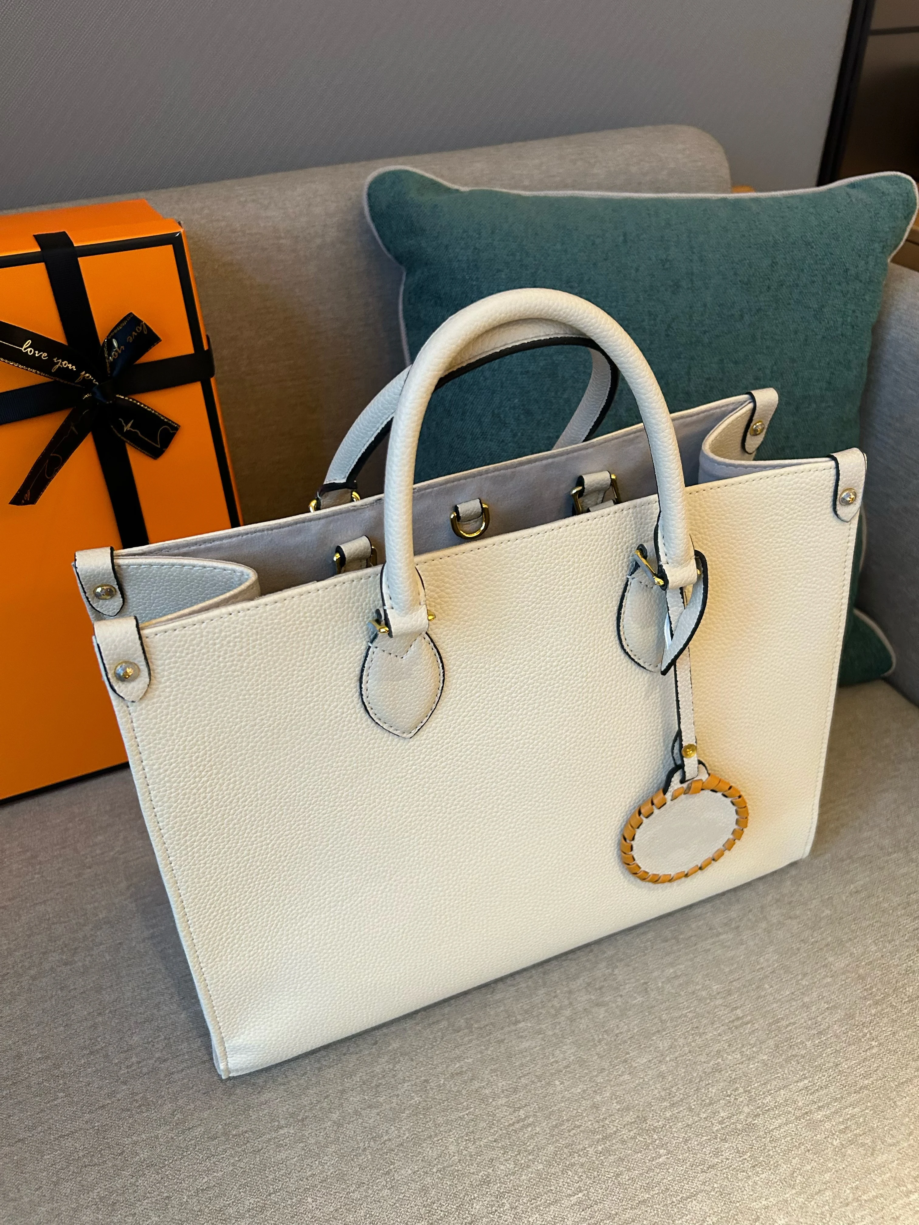 2025 Luxury Shoulder Bag with Original Logo Women's Soft Leather Tote Bags Fashion Designer Brand Handbags Adjustable Strap
2025 Luxury Shoulder Bag with Original Logo Women's Soft Leather Tote Bags Fashion Designer Brand Handbags Adjustable Strap