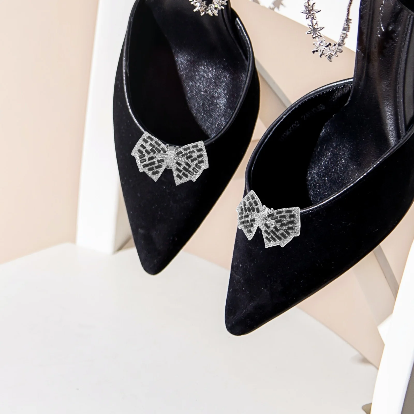 2pcs High Heels Accessories Bowknot Shoe Clips Detachable Wedding Bride DIY Decorative Universal Durable Elegant Versatile
2pcs High Heels Accessories Bowknot Shoe Clips Detachable Wedding Bride DIY Decorative Universal Durable Elegant Versatile