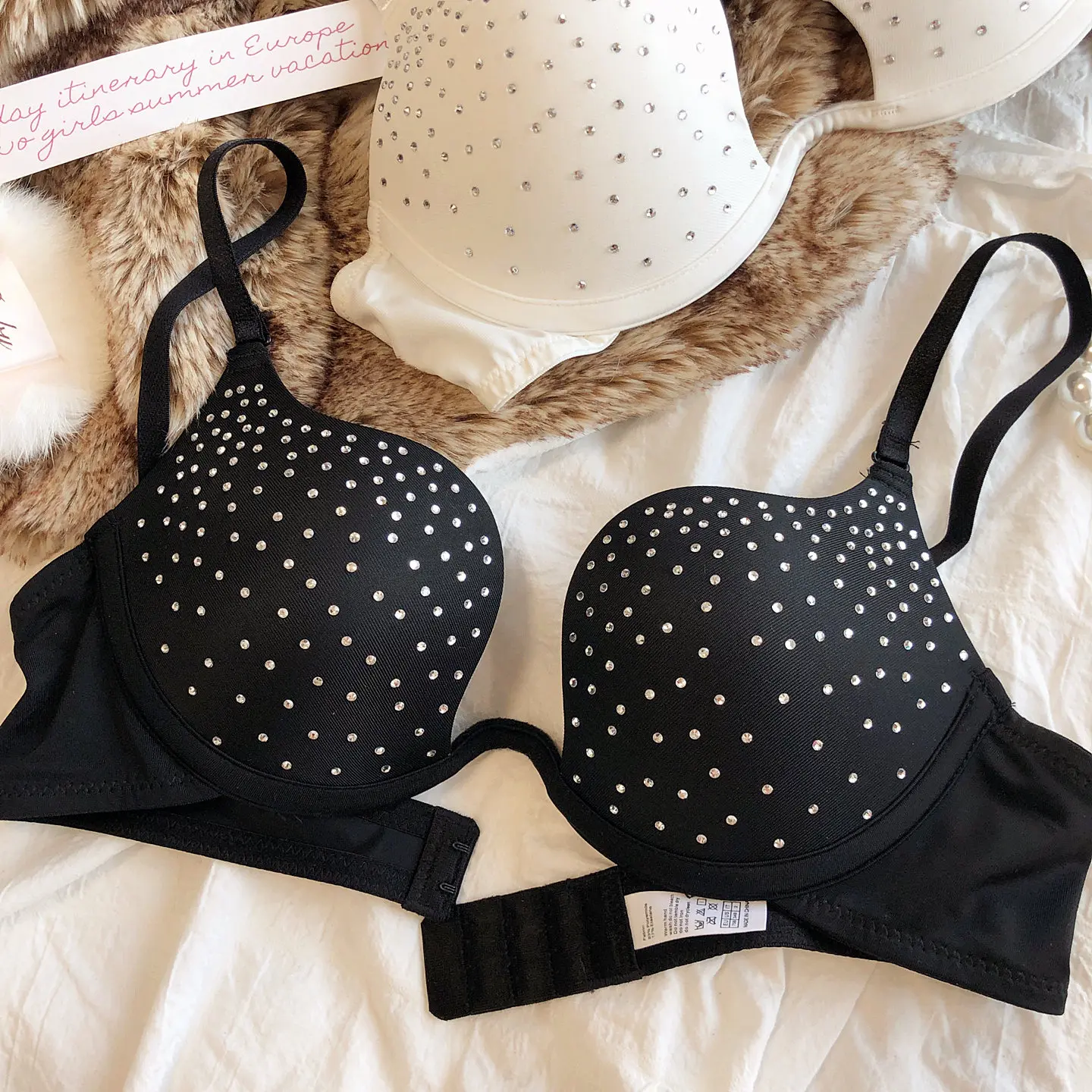 Sexy Women Underwear Fashion Inlaid Shining Rhinestones Brassiere U-shaped Push Up Bra Summer Detachable Invisible Lingerie
Sexy Women Underwear Fashion Inlaid Shining Rhinestones Brassiere U-shaped Push Up Bra Summer Detachable Invisible Lingerie