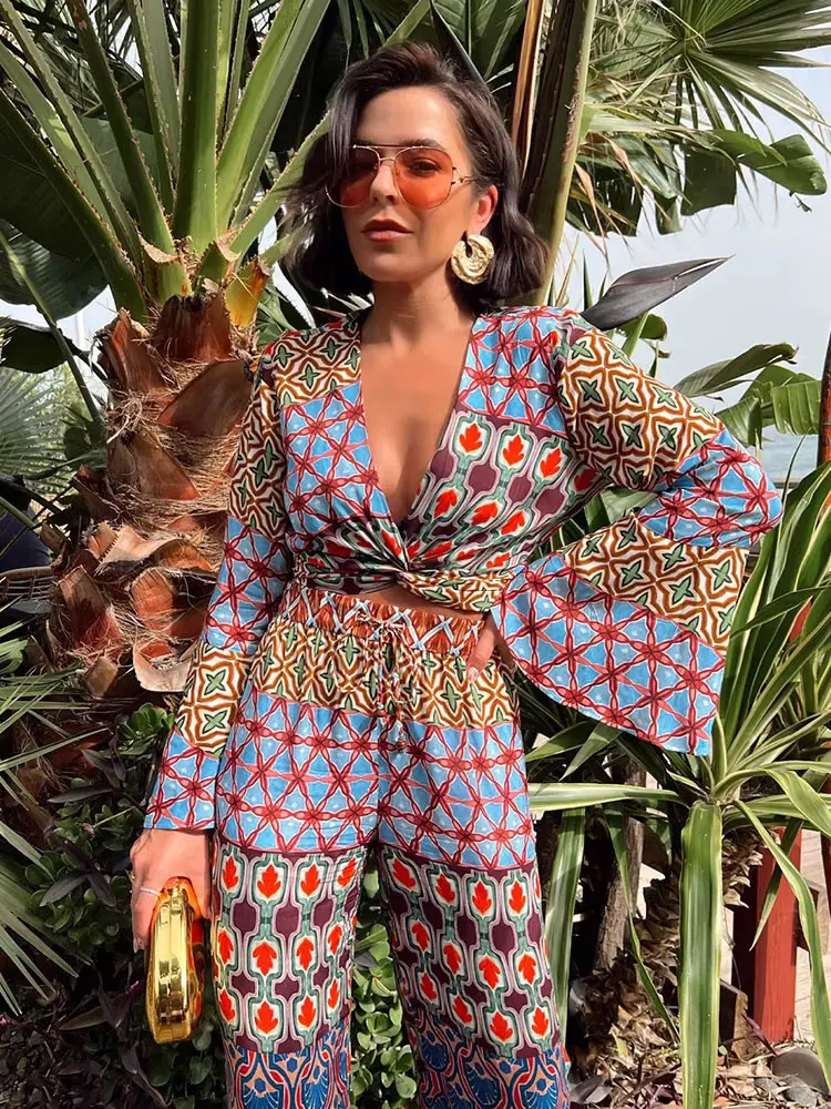 TRAFZA 2025 Elegant Female V-Neck FoldsLong Sleeves Decorate Short Top+Drawstring Pockets Long Pants 2 Piece Spring Print Set
TRAFZA 2025 Elegant Female V-Neck FoldsLong Sleeves Decorate Short Top+Drawstring Pockets Long Pants 2 Piece Spring Print Set