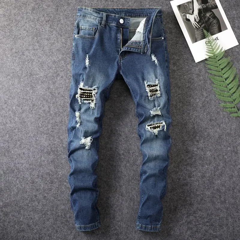 Последние дизайнерские уличные модные мужские джинсы высокого качества в стиле ретро, темно-синие эластичные облегающие джинсы с разрезом, мужские брюки с нашивками 
Последние дизайнерские уличные модные мужские джинсы высокого качества в стиле ретро, темно-синие эластичные облегающие джинсы с разрезом, мужские брюки с нашивками