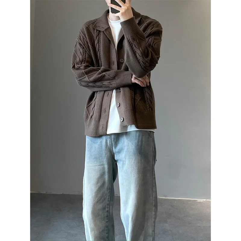 2024 Men Luxury Knitted Cardigan Sweater Solid Color Long Sleeve Casual Streetwear Solid Buttons Down Lapel Vintage Coat W133
2024 Men Luxury Knitted Cardigan Sweater Solid Color Long Sleeve Casual Streetwear Solid Buttons Down Lapel Vintage Coat W133