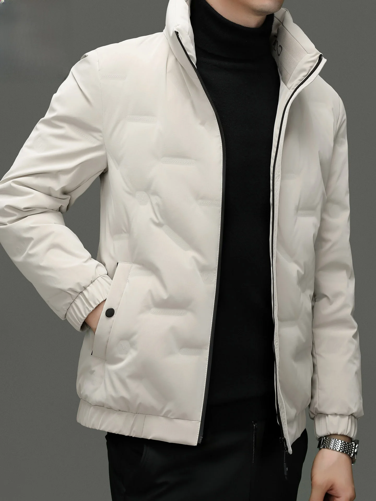 Зимняя мужская пуховая куртка TUCANO: легкая, теплая, с воротником-стойкой, повседневная, городская, модная, из полиэфирного волокна
Зимняя мужская пуховая куртка TUCANO: легкая, теплая, с воротником-стойкой, повседневная, городская, модная, из полиэфирного волокна