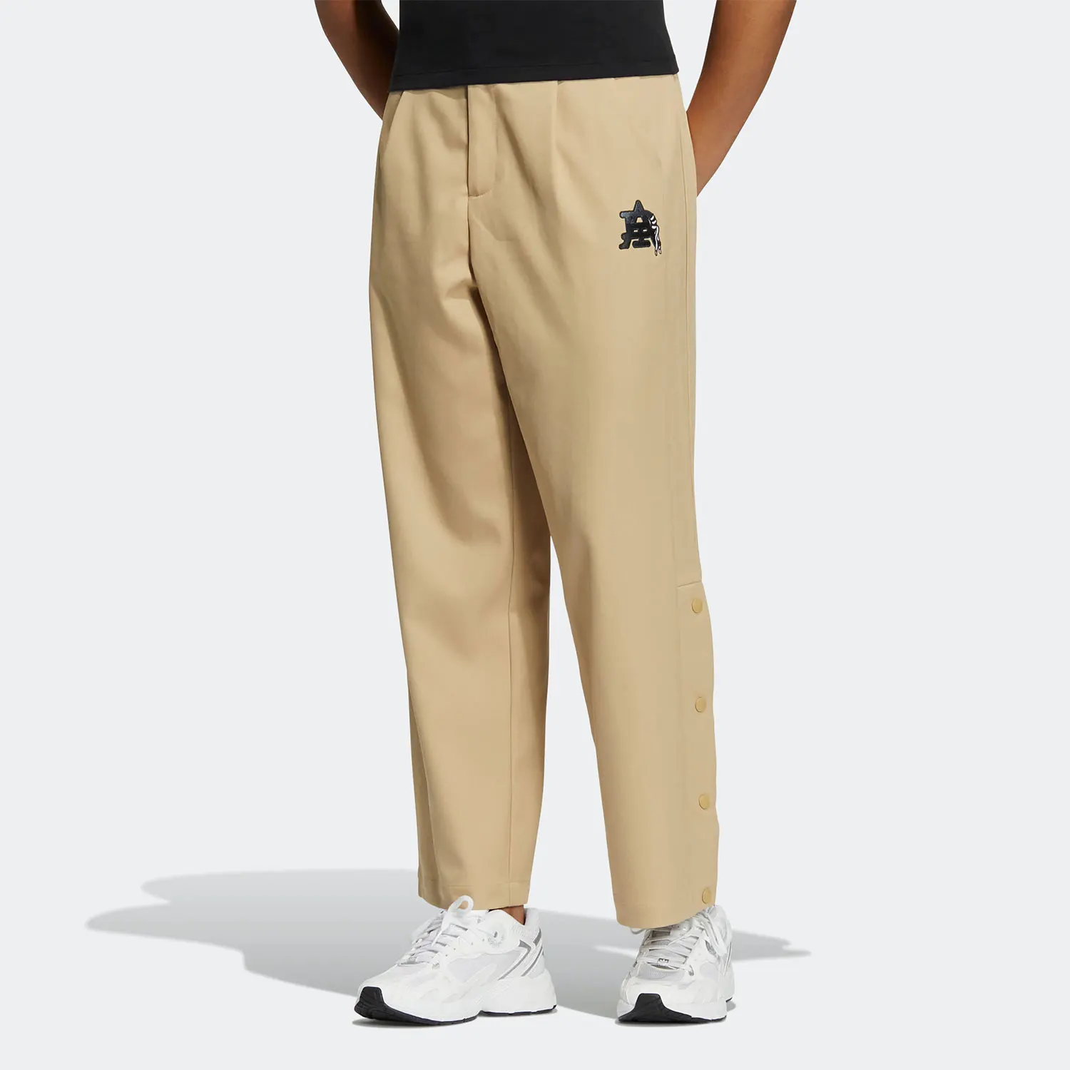 Женские спортивные брюки Adidas Originals с боковыми застежками IC6587
Женские спортивные брюки Adidas Originals с боковыми застежками IC6587