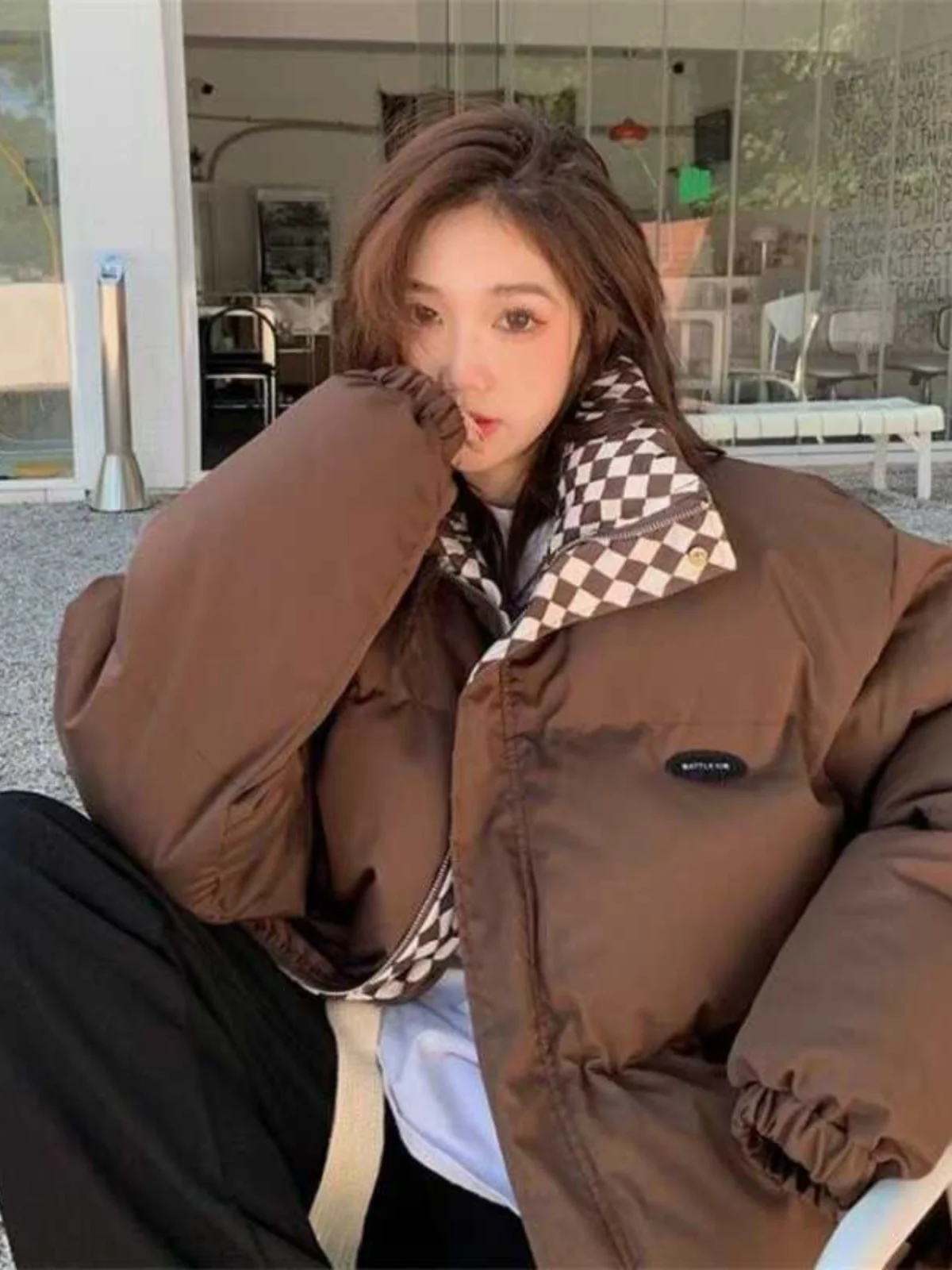 Thiened Chboard Pattern Women's Cotton Jaet Winter Outerwear Bread Sle Loose Fit Faionable Korean Version Coat
Thiened Chboard Pattern Women's Cotton Jaet Winter Outerwear Bread Sle Loose Fit Faionable Korean Version Coat