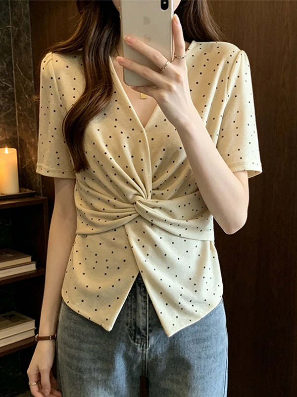 Summer Women's Polka Dot V-Neck Short Sleeve T-Shirt Fashionable Belly Covering Open Split Design Breathable Korean Style Top
Summer Women's Polka Dot V-Neck Short Sleeve T-Shirt Fashionable Belly Covering Open Split Design Breathable Korean Style Top