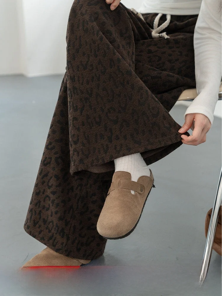 Женские повседневные брюки с высокой талией, свободного кроя, с леопардовым принтом, осенняя новинка, широкие брюки с эффектом стройности, комфортные
Женские повседневные брюки с высокой талией, свободного кроя, с леопардовым принтом, осенняя новинка, широкие брюки с эффектом стройности, комфортные