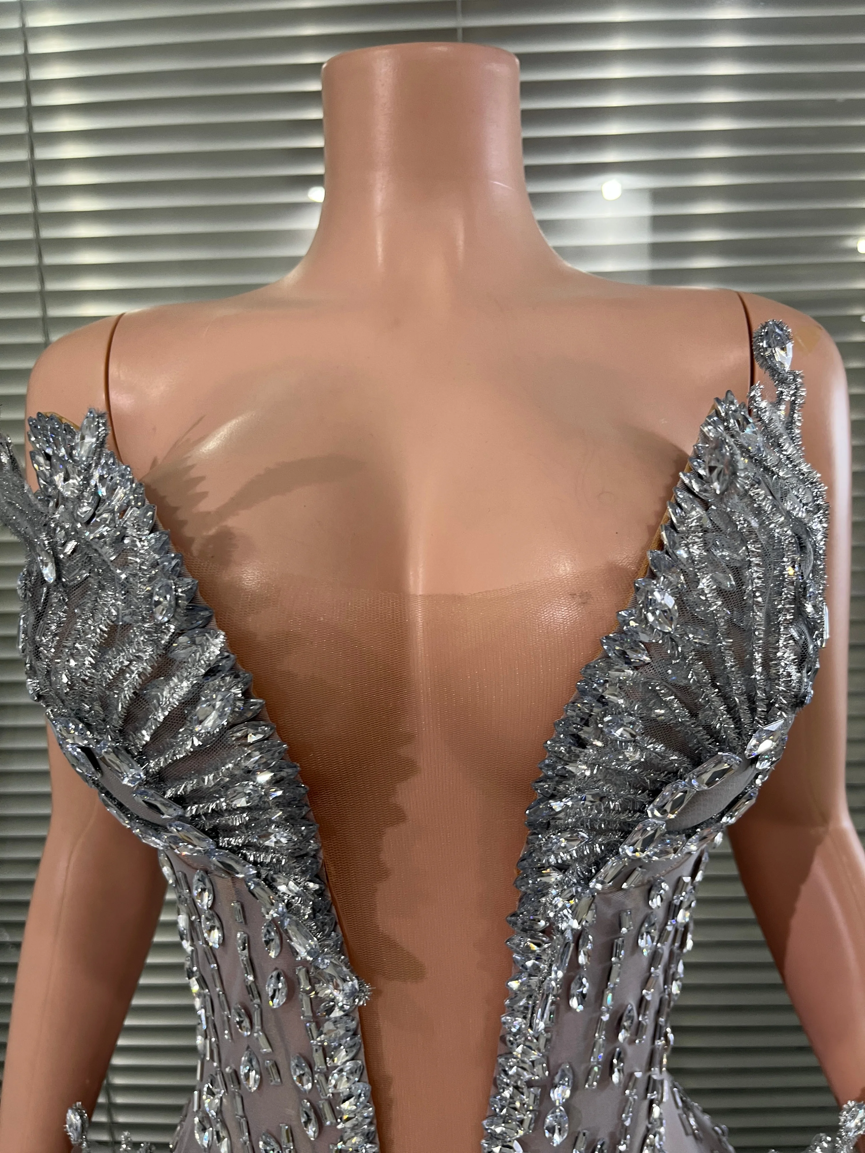 Luxury Deep V Neck and Sculptural Rhinestone Silver Crystal Mesh Mini Dress Accents for Photoshoots and Red Carpet
Luxury Deep V Neck and Sculptural Rhinestone Silver Crystal Mesh Mini Dress Accents for Photoshoots and Red Carpet