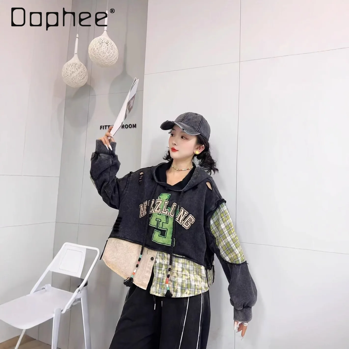 European Style Women's Sweatshirt 2025 Spring New Heavy Letter Print Patchwork Plaid Design Short Top Sweatshirt Hoodie
European Style Women's Sweatshirt 2025 Spring New Heavy Letter Print Patchwork Plaid Design Short Top Sweatshirt Hoodie