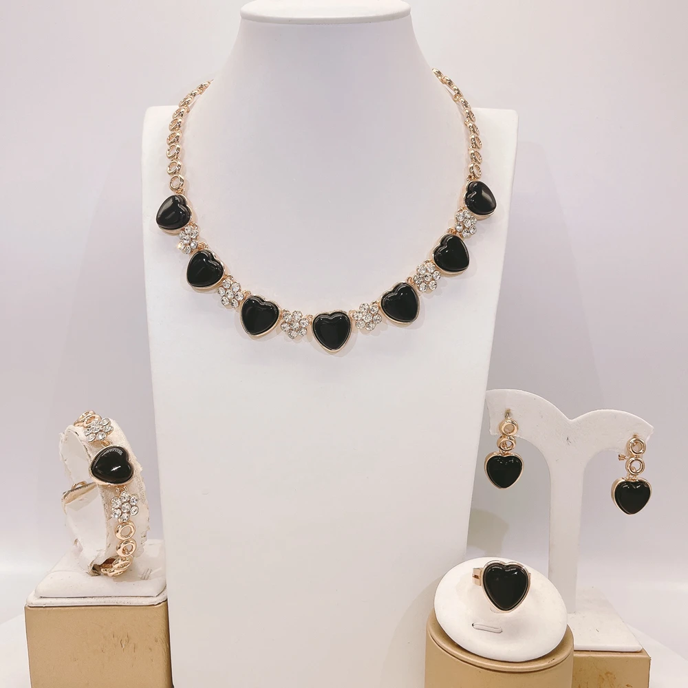 Новый черный комплект ювелирных изделий с покрытием из 18-каратного золота. Стильный и изысканный бестселлер.
Новый черный комплект ювелирных изделий с покрытием из 18-каратного золота. Стильный и изысканный бестселлер.