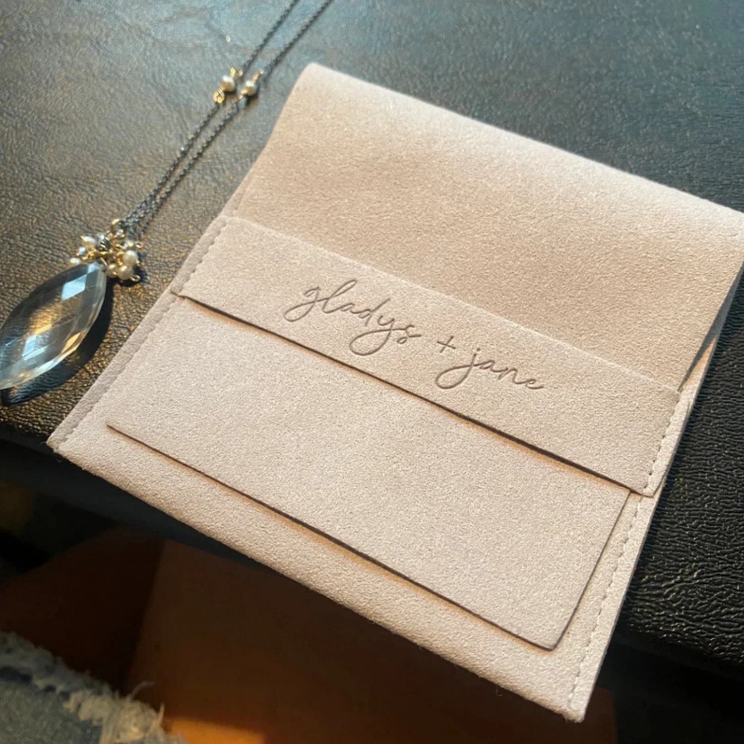 100Pcs/Lot Custom Logo Velvet Jewelry Pouch Drawstring Bag for Ring Brooch Gift Packaging
100Pcs/Lot Custom Logo Velvet Jewelry Pouch Drawstring Bag for Ring Brooch Gift Packaging