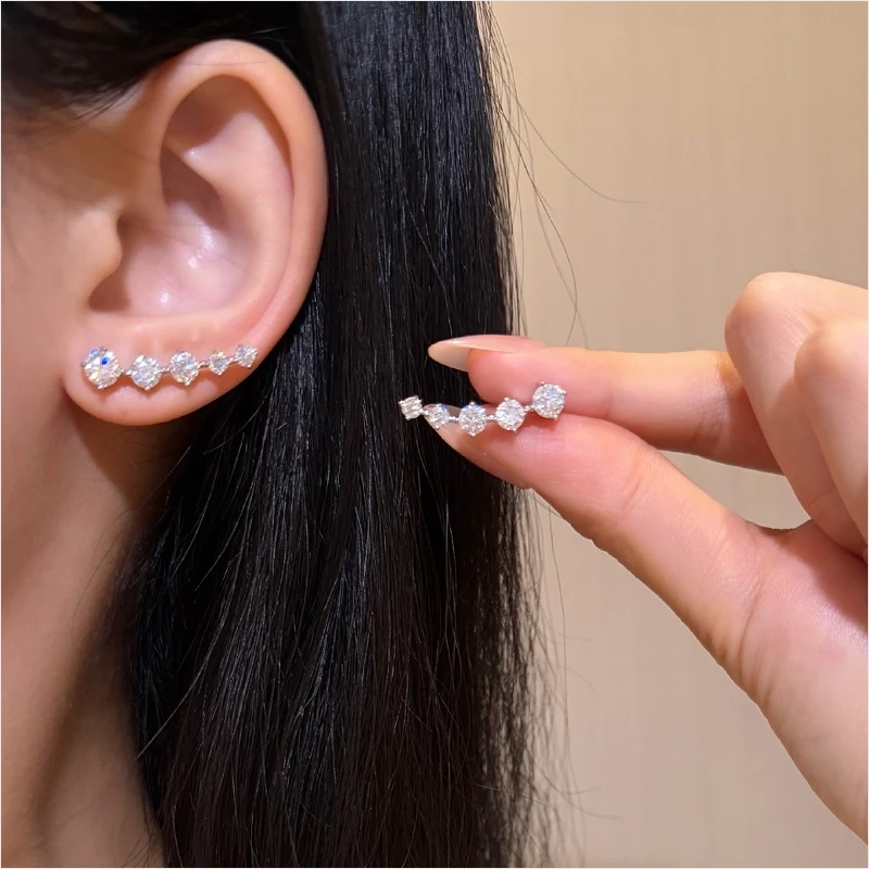 Curved D-color moissanite earrings with high-end feel and light luxury S925 silver plated K-gold earrings
Curved D-color moissanite earrings with high-end feel and light luxury S925 silver plated K-gold earrings