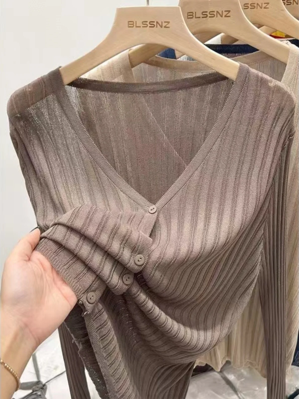 Летний кардиган из ледяного шелка с защитой от солнца, свободный крой, вязаный топ для женщин, V-образный вырез, длинный рукав, для повседневной носки, стандартная длина
Летний кардиган из ледяного шелка с защитой от солнца, свободный крой, вязаный топ для женщин, V-образный вырез, длинный рукав, для повседневной носки, стандартная длина