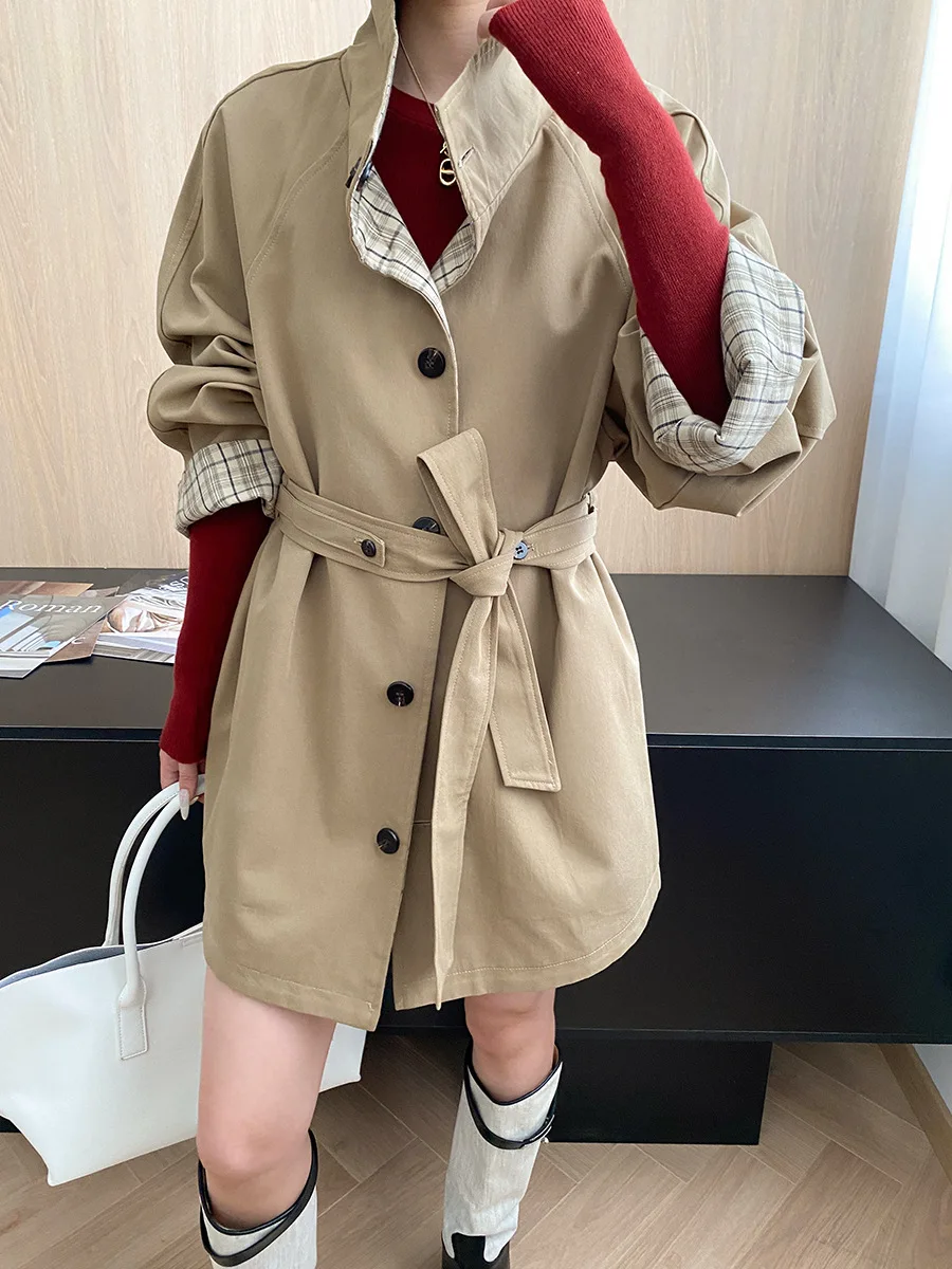 Двусторонний дизайн с воротником-стойкой в клетку в стиле ретро и свободной ветровкой средней длины.
Двусторонний дизайн с воротником-стойкой в клетку в стиле ретро и свободной ветровкой средней длины.