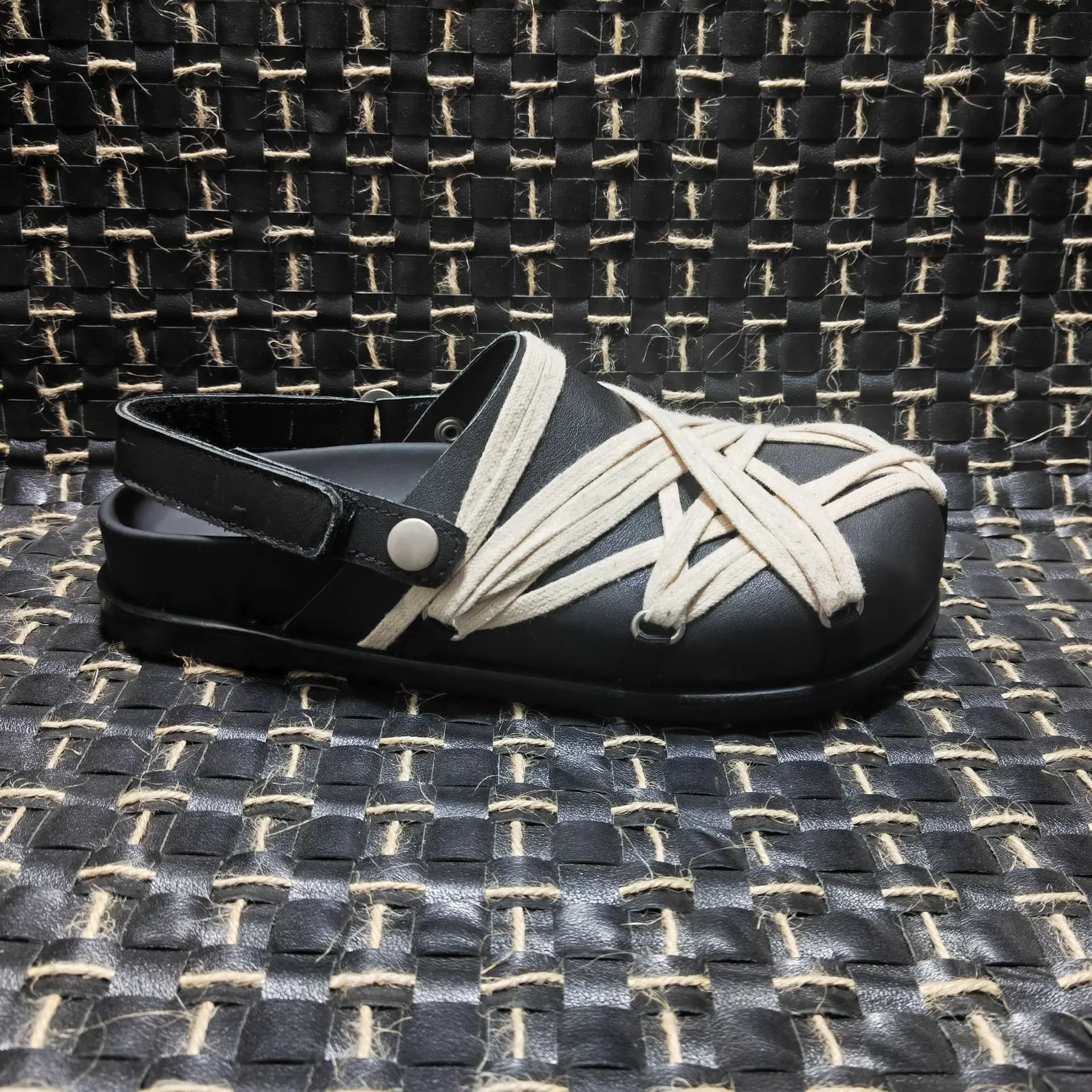 Men Sandals Genuine Leather Lace Up Casual Covered Toe Slippers Women Outdoor Shoes Owens Vintange Gothic Designers Luxury Mules
Men Sandals Genuine Leather Lace Up Casual Covered Toe Slippers Women Outdoor Shoes Owens Vintange Gothic Designers Luxury Mules