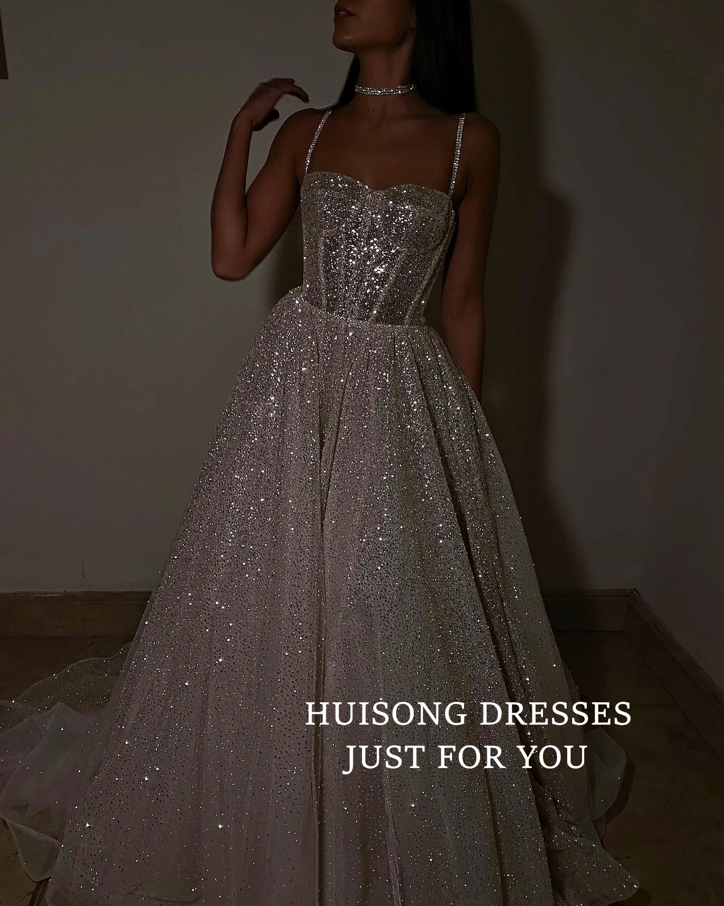 HUISONG Customized Glitter Tulle Wedding Dresses Sweetheart Spaghetti Straps Sleeveless A-Line Beach Bridal Gown שמלת כלה
HUISONG Customized Glitter Tulle Wedding Dresses Sweetheart Spaghetti Straps Sleeveless A-Line Beach Bridal Gown שמלת כלה