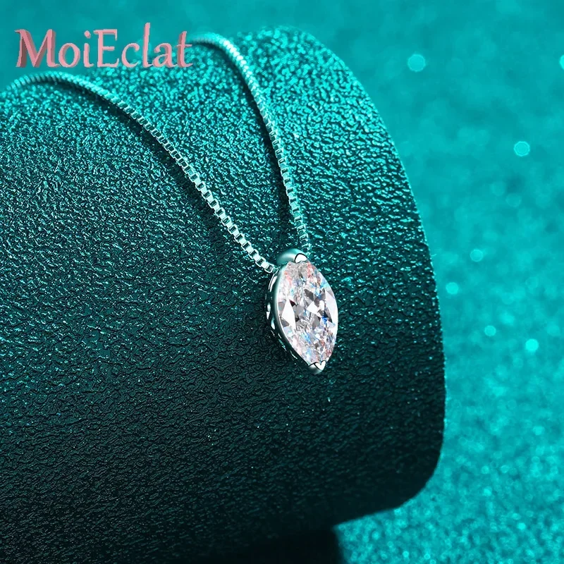 1ct Moissanite Necklace Sunburst Pendant for Women, Platinum PT950 Water-drop Shaped Jewelry Clavicle Chain Exquisite Gifts
1ct Moissanite Necklace Sunburst Pendant for Women, Platinum PT950 Water-drop Shaped Jewelry Clavicle Chain Exquisite Gifts