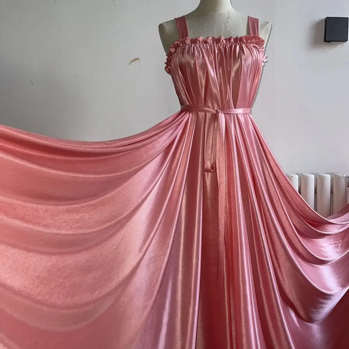 Lady Glossy Pink Ruffle Women Satin Loose Maxi Dress Sleeveless Plus Size Sexy Sleeping Robe Women‘s Long Dresses private party
Lady Glossy Pink Ruffle Women Satin Loose Maxi Dress Sleeveless Plus Size Sexy Sleeping Robe Women‘s Long Dresses private party