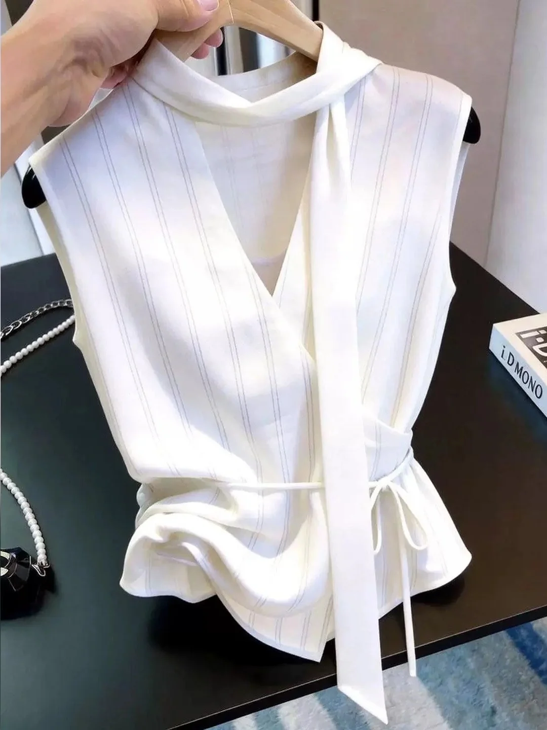 Elegant Striped Sash Waist V-Neck Sleeveless Vest Women's Fashionable Summer Top Skin-friendly Breathable Korean Style Slim Fit
Elegant Striped Sash Waist V-Neck Sleeveless Vest Women's Fashionable Summer Top Skin-friendly Breathable Korean Style Slim Fit