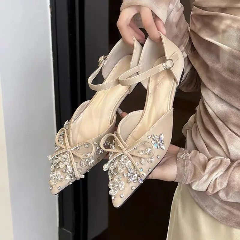 Женские модные туфли с ремешком из страз, на блочном каблуке, с острым носком, низким вырезом и открытой пяткой
Женские модные туфли с ремешком из страз, на блочном каблуке, с острым носком, низким вырезом и открытой пяткой