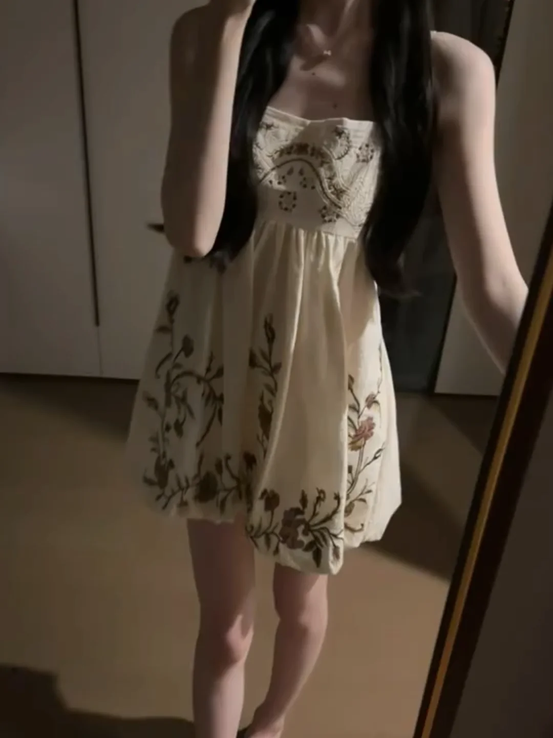Sexy Spicy Girl Retro Embroidered Heavy Work Strap Dress Summer Pure Desire Waist Cinched Fluffy Short Skirt City Commute
Sexy Spicy Girl Retro Embroidered Heavy Work Strap Dress Summer Pure Desire Waist Cinched Fluffy Short Skirt City Commute