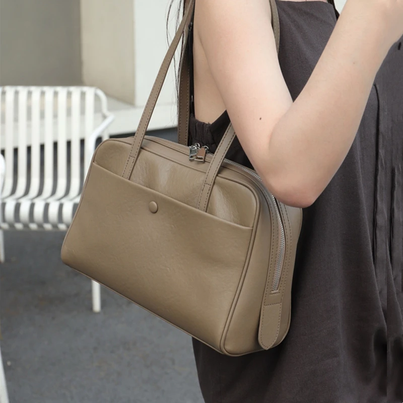 Toptrends 100% Genuine Leather Bowling Underarm Shoulder Bags For Women 2025 Luxury Designer Pillow Satchel Tote Ladies Handbags
Toptrends 100% Genuine Leather Bowling Underarm Shoulder Bags For Women 2025 Luxury Designer Pillow Satchel Tote Ladies Handbags