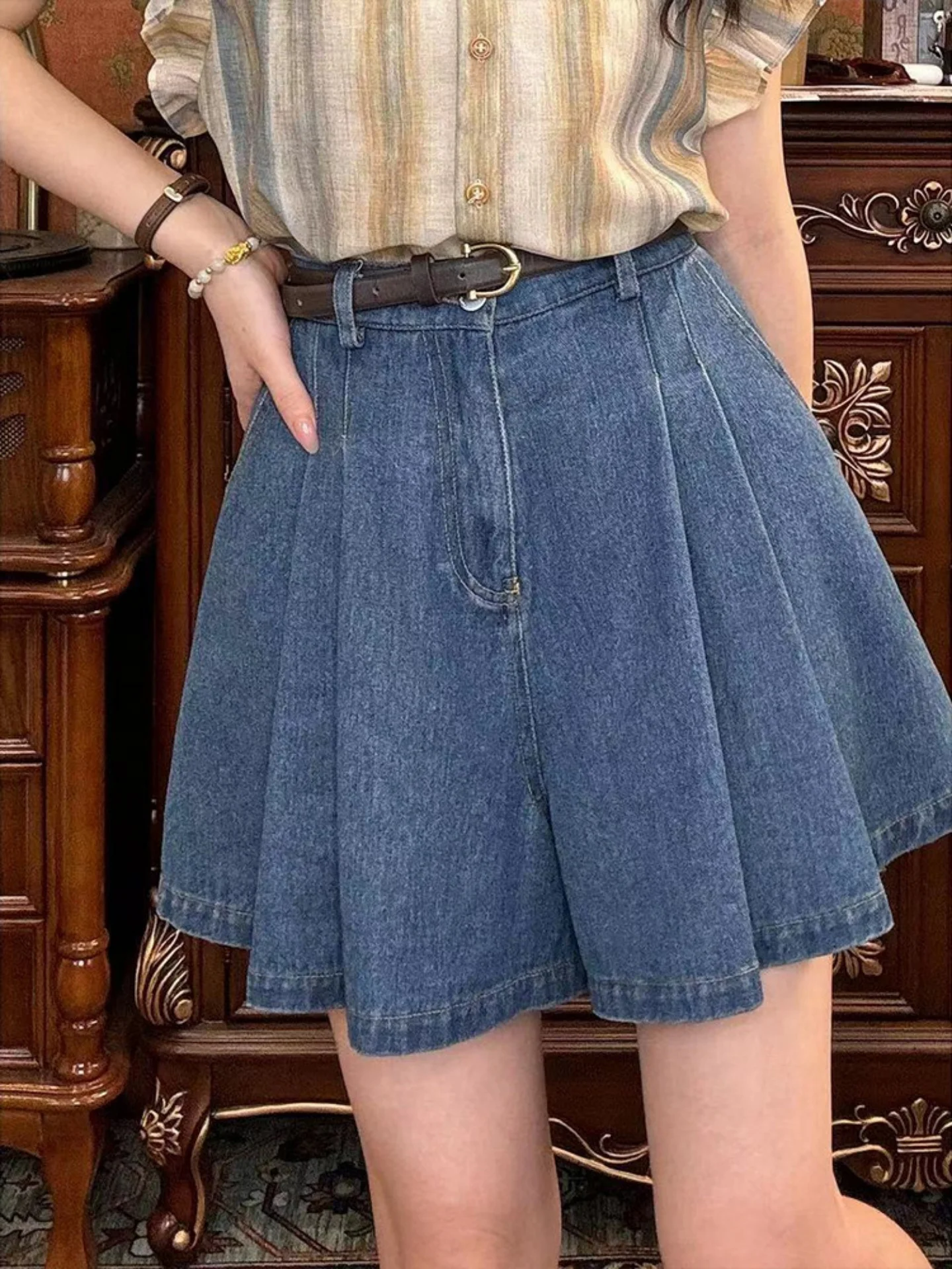 Retro Hong Kong Style High Waist Blue Wide Leg Denim Skirt Women's Short Half Body Skirt Pants Summer New Arrival Slimming
Retro Hong Kong Style High Waist Blue Wide Leg Denim Skirt Women's Short Half Body Skirt Pants Summer New Arrival Slimming