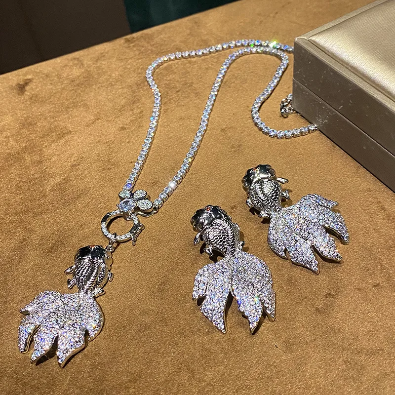 Simple Light Luxury Zircon Koi Fish Pendant Necklace Earring Two Piece Set Fashion Woman Jewelry Sets Dress Banquet Accessories
Simple Light Luxury Zircon Koi Fish Pendant Necklace Earring Two Piece Set Fashion Woman Jewelry Sets Dress Banquet Accessories