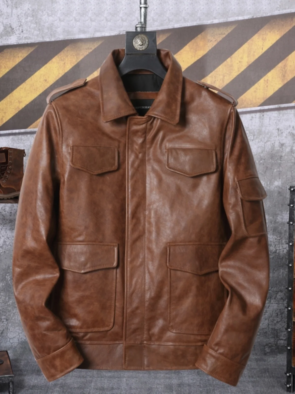 Новинка 2023, мужская кожаная куртка, приталенная восковая головка, слой из воловьей кожи, модная молодежная повседневная городская застежка-молния
Новинка 2023, мужская кожаная куртка, приталенная восковая головка, слой из воловьей кожи, модная молодежная повседневная городская застежка-молния