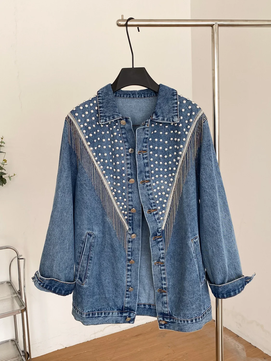 American Retro Heavy Embellished Fringed Denim Jacket Women Summer Loose Slimming Versatile Jacket Elegant Top
American Retro Heavy Embellished Fringed Denim Jacket Women Summer Loose Slimming Versatile Jacket Elegant Top