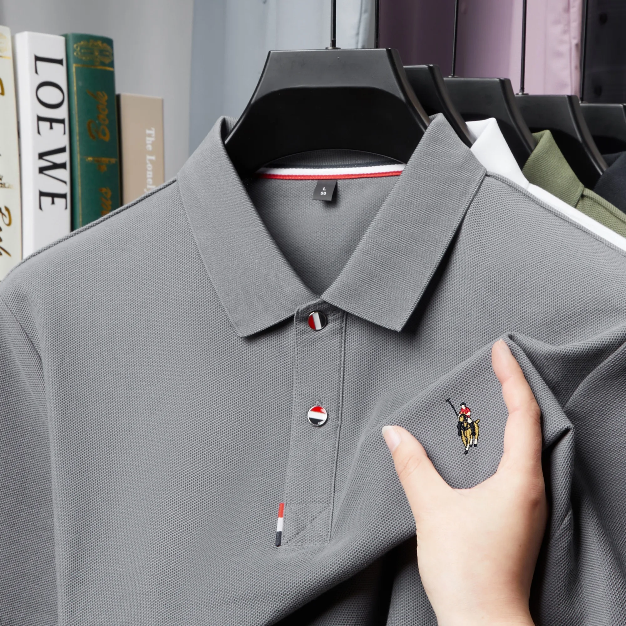 100% чистый хлопок летний мужской пол вышивка короткие рукава новая мода гольф polo рубашка высокое качество комфорт воздухопроницаемость футболка блузка
100% чистый хлопок летний мужской пол вышивка короткие рукава новая мода гольф polo рубашка высокое качество комфорт воздухопроницаемость футболка блузка