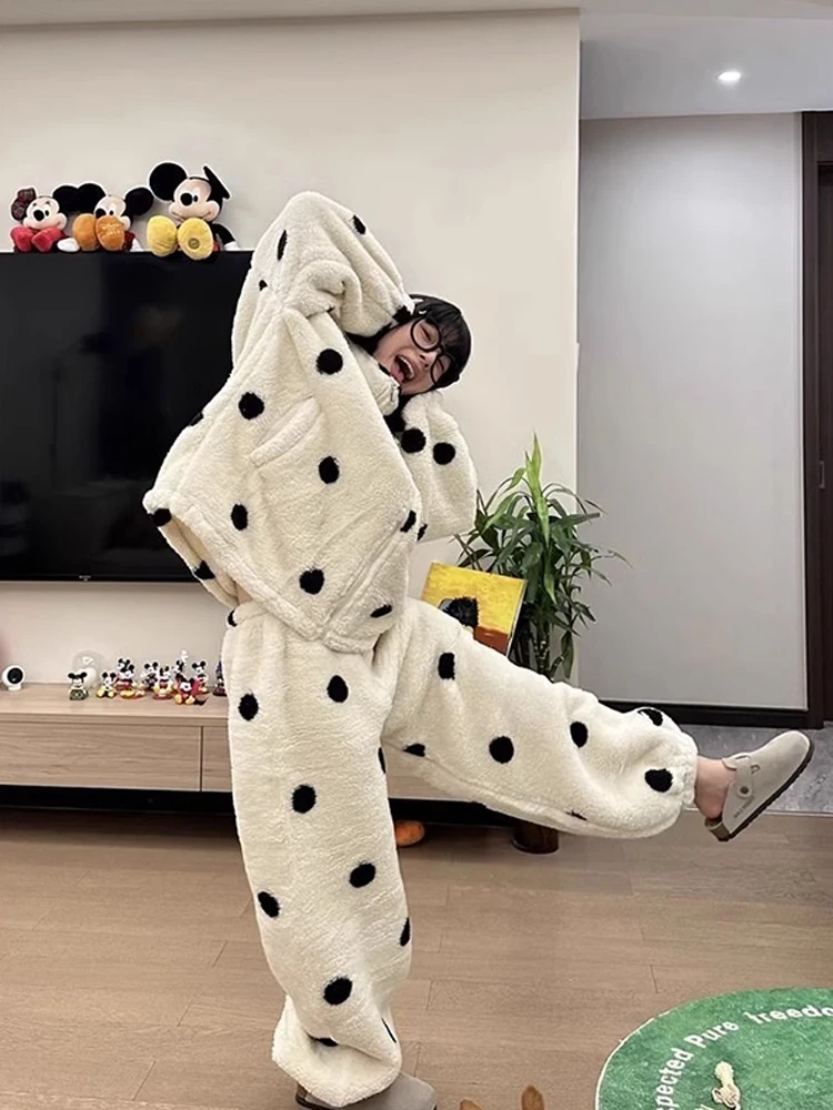 plus Size 300 Pounds Coral Fleece Pajama Set Women's Autumn Winter Thickened Warm Home Clothes Two-Piece Set Polka Dot Pattern
plus Size 300 Pounds Coral Fleece Pajama Set Women's Autumn Winter Thickened Warm Home Clothes Two-Piece Set Polka Dot Pattern