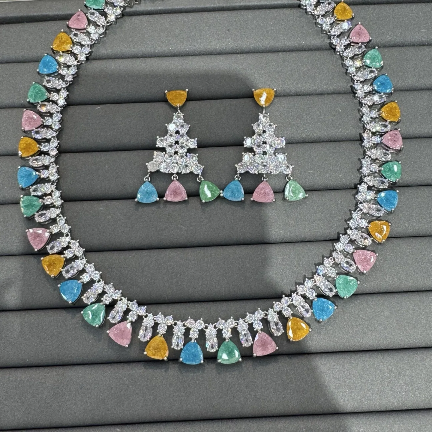 Женский комплект украшений: серьги и ожерелье с микроинкрустацией цветными цирконами, коллекция 2026
Женский комплект украшений: серьги и ожерелье с микроинкрустацией цветными цирконами, коллекция 2026