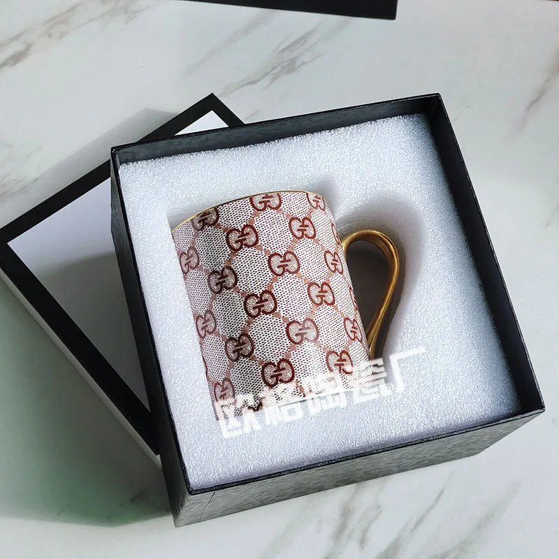 Элегантная минималистичная керамическая модная кружка в европейском и британском стиле Ins, скандинавская чашка для послеобеденного чая, кофейная чашка для домашнего офиса
Элегантная минималистичная керамическая модная кружка в европейском и британском стиле Ins, скандинавская чашка для послеобеденного чая, кофейная чашка для домашнего офиса